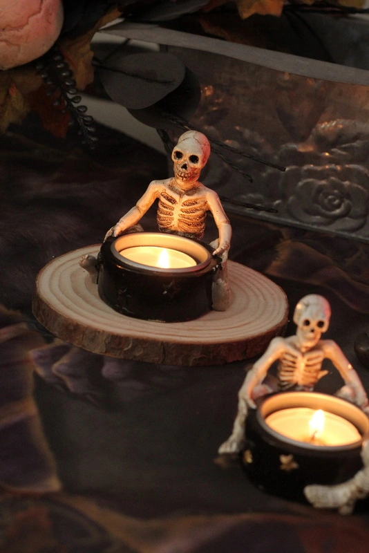 2022 Latest Style Wholesale High Quality Customized Halloween Home Deco Two Human Skeleton with Candle Holder